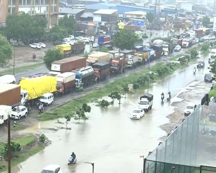 આજે દાહોદ જિલ્લામાં રેડ એલર્ટ જાહેર કરવામાં આવ્યું છે, જે દર્શાવે છે કે અહીં અત્યંત ભારે વરસાદની સંભાવના છે. આ ઉપરાંત, 12 જિલ્લા (જેમાં દક્ષિણ ગુજરાતના મોટાભાગના જિલ્લાઓનો સમાવેશ થાય છે) અને સંઘ પ્રદેશ દમણ તથા દાદરાનગર હવેલી માટે ઓરેન્જ એલર્ટ જાહેર કરાયું છે, જે ભારે વરસાદ સૂચવે છે. રાજ્યના અન્ય સાત જિલ્લામાં સામાન્યથી મધ્યમ વરસાદની શક્યતા સાથે યલો એલર્ટ આપવામાં આવ્યું છે.