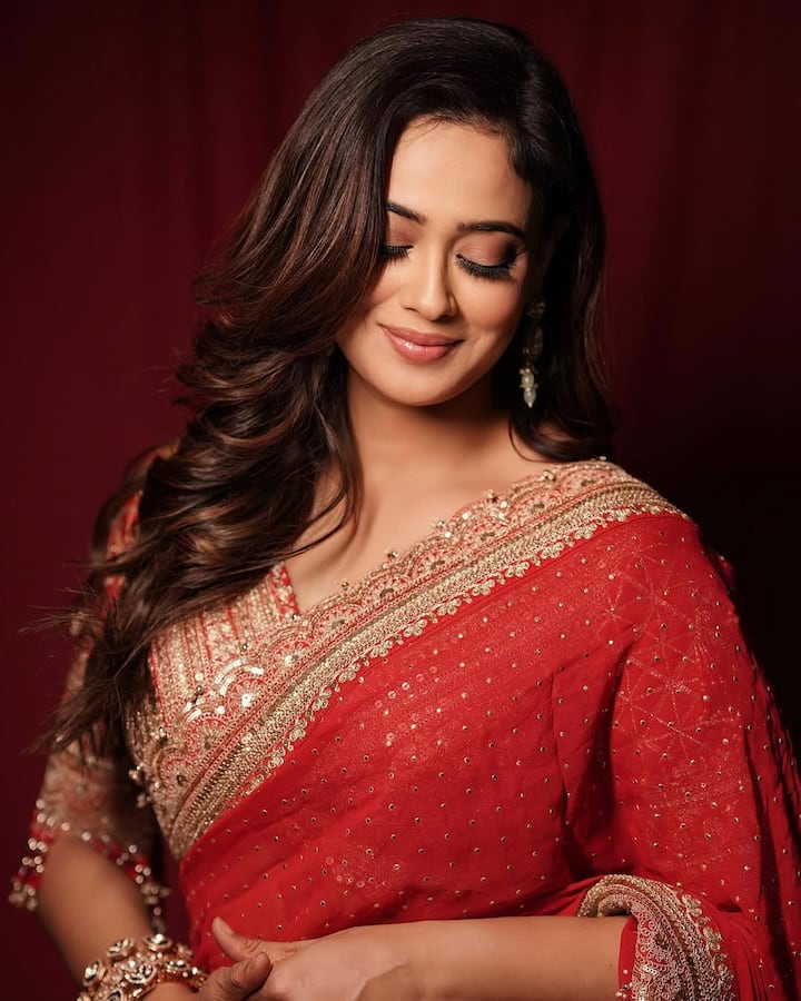 Shweta has also been the winner of reality show 'Bigg Boss 4'. She is also very active on social media and her stylish looks and fitness are often in discussion.