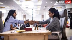 19 साल की दिव्या देशमुख बनीं वर्ल्ड चैंपियन, कोनेरू हम्पी को हराकर जीता Chess World Cup का खिताब