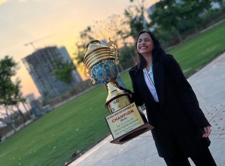 FIDE Women World Cup Champion Divya Deshmukh : శనివారం-ఆదివారం జరిగిన రెండు ఉత్కంఠభరితమైన క్లాసికల్ గేమ్లు తీవ్రంగా పోరాడి డ్రాగా ముగిశాయి. దీంతో సోమవారం టైబ్రేకర్ ఆడాల్సి వచ్చింది. ఇందులో దివ్య దేశ్ముఖ్ విజయం సాధించి ట్రోఫీ, గ్రాండ్మాస్టర్ టైటిల్ను కైవసం చేసుకుంది.