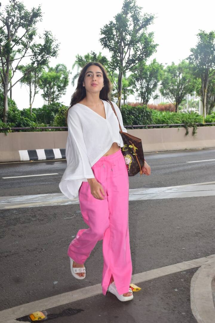 इस दौरान एक्ट्रेस व्हाइट टॉप और पिंक ट्राउजर में बेहद सादगी भरे अंदाज में नजर आईं. एक्ट्रेस का ये बेसिक वेयर भी फैंस को बहुत पसंद आ रहा है.