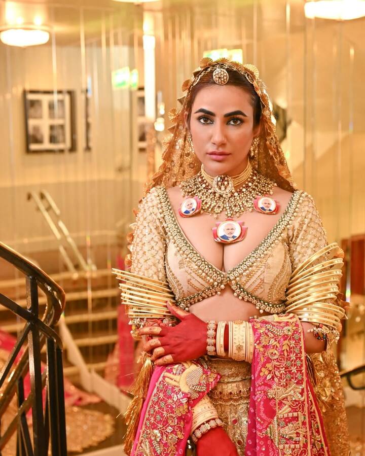 रुचि गुज्जर को इसी साल कांस फिल्म फेस्टिवल में भी देखा गया था. इस दौरान उन्होंने सबसे ज्यादा सुर्खियां बटोरी. कांस फिल्म फेस्टिवल में उन्होंने अपने ट्रेडिनल लुक के साथ प्रधानमंत्री नरेंद्र मोदी की फोटो वाला नेकलेस पहना और स्पॉटलाइट अपने नाम किया था. उनके इस लुक पर जहां कुछ लोगों ने प्यार बरसाया तो वहीं दर्शकों का दूसरा गुट इस पर आलोचना करते हुए नजर आया.