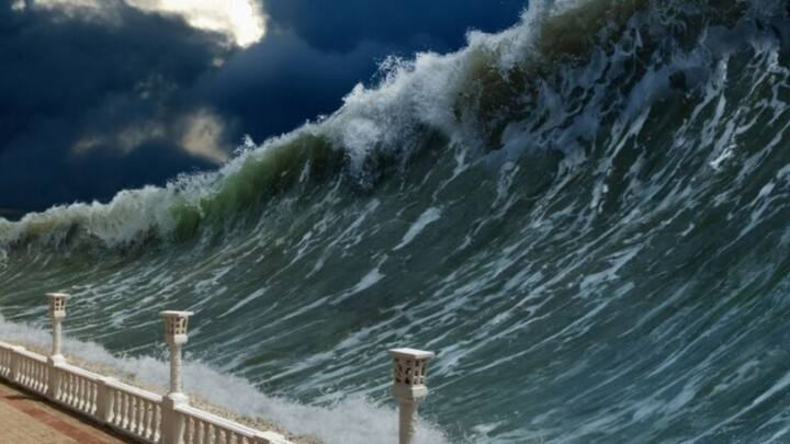 ये लहरें नॉर्मल समुद्री लहरों के मुकाबले बहुत ऊंची होती हैं और तेज स्पीड में तटों की ओर बढ़ती हैं, इसीलिए तटीय क्षेत्रों में विनाशकारी प्रभाव हो सकते हैं.