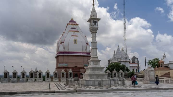 शाहजहां ने कोई मंदिर नहीं बनवाया था, बल्कि उसने अपने शासनकाल में कुछ मंदिरों को ध्वस्त करने का भी आदेश दिया था. शाहजहां अपनी स्थापत्य कला के लिए जाना जाता था.