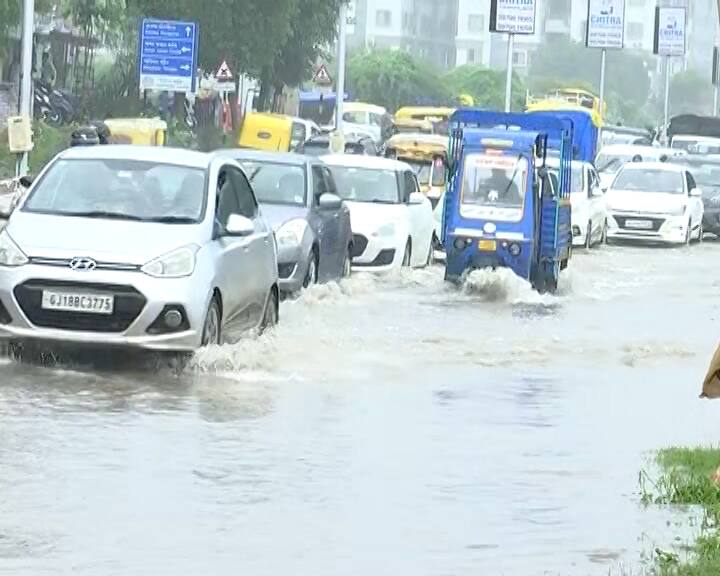 ખાસ કરીને પંચમહાલ, દાહોદ અને છોટાઉદેપુર જિલ્લાઓમાં 40 કિલોમીટર પ્રતિ કલાકથી ઓછી ઝડપે પવન ફૂંકાવા સાથે ભારે વરસાદ (15 mm/hr થી વધુ) અને હળવા ગાજવીજ સાથે વરસાદની શક્યતા છે, નાગરિકોને હવામાનની આ સ્થિતિને ધ્યાનમાં રાખીને જરૂરી સાવચેતી રાખવા અપીલ કરવામાં આવી છે.