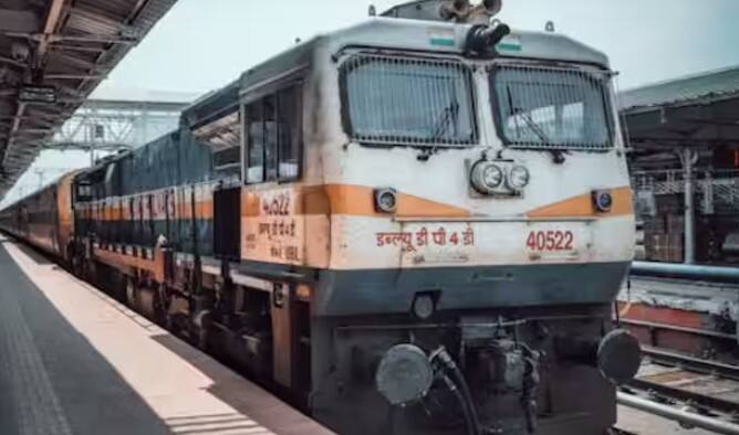 ભારતીય રેલવે તમામ મુસાફરોની સુવિધા માટે ટિકિટ બુકિંગ પ્રક્રિયાને સરળ બનાવવા માટે કામ કરી રહી છે. રેલવેએ હવે ફરી એકવાર નિયમોમાં ફેરફાર કર્યો છે. પરંતુ આ વખતે ઇમરજન્સી ક્વોટા ધરાવતા લોકો માટે નિયમમાં ફેરફાર કરવામાં આવ્યો છે. વાસ્તવમાં આ ફેરફાર કામગીરીમાં સુધારો કરવા અને છેલ્લી ઘડીએ આવતી સમસ્યાઓને દૂર કરવા માટે કરવામાં આવ્યો છે.