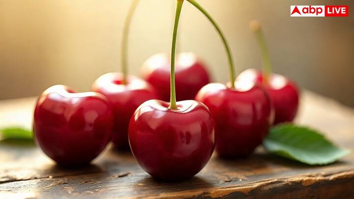 చెర్రీ పండ్లు కూడా యూరిక్ యాసిడ్ ఏర్పడకుండా నిరోధిస్తుంది. శరీరం నుంచి దానిని బయటకు పంపడంలో సహాయపడుతుంది. ఇందులో యాంటీ ఇన్ఫ్లమేటరీ గుణాలు ఉంటాయి. ఇవి నొప్పి, వాపును తగ్గిస్తాయి.