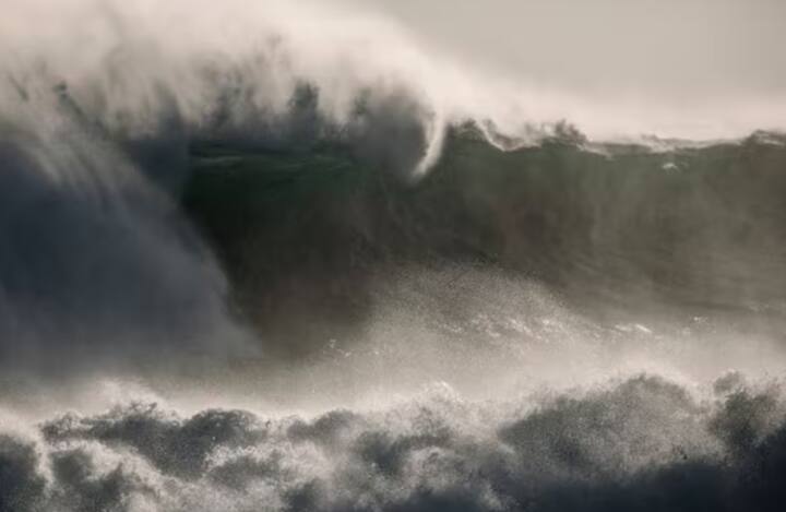 ਭੂਚਾਲਾਂ ਕਾਰਨ, ਟੈਕਟੋਨਿਕ ਪਲੇਟਸ ਇੱਕ ਦੂਜੇ ਨਾਲ ਟਕਰਾ ਜਾਂਦੀਆਂ ਹਨ, ਜਿਸ ਨਾਲ ਗਤੀ ਪੈਦਾ ਹੁੰਦੀ ਹੈ। ਭੂਚਾਲ ਦੌਰਾਨ ਪੈਦਾ ਹੋਣ ਵਾਲੀ ਬੇਅੰਤ ਊਰਜਾ ਪਾਣੀ ਦੀਆਂ ਲਹਿਰਾਂ ਦੇ ਰੂਪ ਵਿੱਚ ਸਮੁੰਦਰ ਵਿੱਚ ਤਬਦੀਲ ਹੋ ਜਾਂਦੀ ਹੈ, ਜਿਸ ਕਾਰਨ ਸੁਨਾਮੀ ਆਉਂਦੀ ਹੈ।