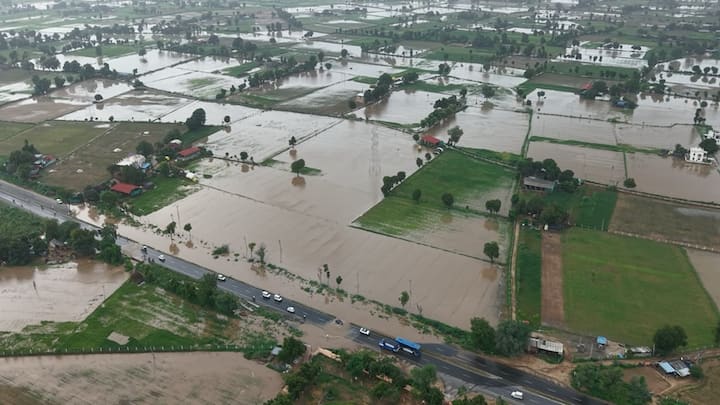 ભારે વરસાદથી બનાસકાંઠાના ડીસામાં ભારે નુકસાન થયું છે. 4 ઈંચ વરસાદમાં ડીસામાં ખેતરોમાં જળબંબાકારની સ્થિતિ સર્જાઈ હતી. દામા રામપુરા, વરણ, જેનાલ ગામના ખેતરો બેટમાં ફેરવાયા હતા. લક્ષ્મીપુરા સહિતના ગામના ખેતરો બેટમાં ફેરવાયા હતા. મગફળી સહિત પાકમાં મોટા નુકસાનની શક્યતા છે.