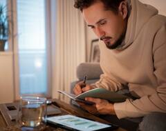 8 घंटे सोने के बाद भी नहीं रहते फ्रेश? ये 6 कारण आपकी नींद के दुश्मन तो नहीं