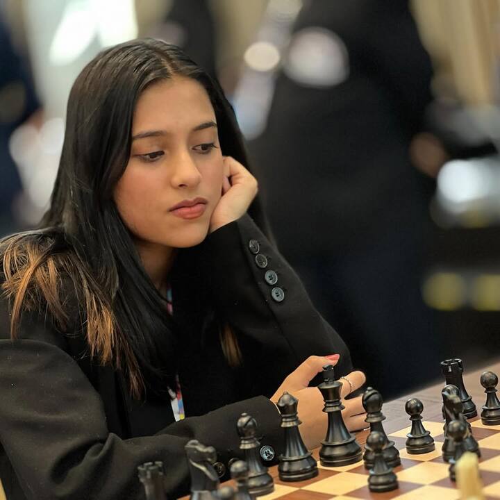FIDE Women World Cup Champion Divya Deshmukh : దివ్య దేశ్ముఖ్ డిసెంబర్ 9, 2005న మహారాష్ట్ర రాష్ట్రంలోని నాగ్పూర్లో ఒక మరాఠీ కుటుంబంలో జన్మించింది. ఆమె తల్లిదండ్రులు డాక్టర్ జితేంద్ర దేశ్ముఖ్, డాక్టర్ నమ్రతా దేశ్ముఖ్. ఇద్దరూ వైద్యులే. తండ్రి ఒక ప్రభుత్వ వైద్య కాలేజీలో పనిచేస్తారు.తల్లి గైనకాలజిస్టు. అక్క ప్రాచి దేశ్ము్ న్యాయవిద్యను చదువుతోంది.