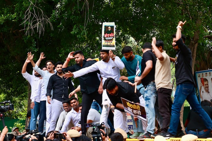 उन्होंने कहा कि लोकतंत्र को बचाने के लिए हम हर स्तर पर संघर्ष करेंगे और चुनाव आयोग और बीजेपी को इसका करारा जवाब देना पड़ेगा.