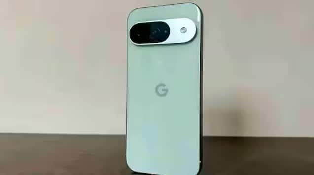 Google Pixel 10 Series 20 ઓગસ્ટે લોન્ચ થવા જઈ રહી છે. આ વખતે કંપની ચાર વેરિઅન્ટ પિક્સેલ 10, પિક્સેલ 10 પ્રો, પિક્સેલ 10 પ્રો XL અને પિક્સેલ 10 પ્રો ફોલ્ડ રજૂ કરી શકે છે. કિંમત વિશે વાત કરીએ તો આ શ્રેણી 79,999 રૂપિયાથી શરૂ થઈને 1,79,999 રૂપિયા સુધી જઈ શકે છે.