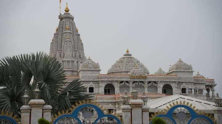 सबसे पहले अगर अकबर की बात करें तो उसने अपने शासनकाल में किसी भी मंदिर का निर्माण नहीं कराया था. हालांकि उसने धार्मिक सहिष्णुता की नीति अपनाई थी और विभिन्न धर्म के लोगों के साथ सम्मान से पेश आया.