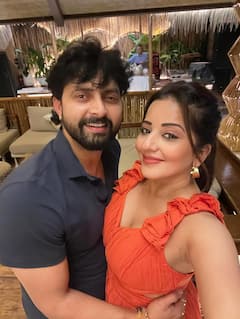 पति विक्रांत के बर्थडे पर रोमांटिक हुईं मोनालिसा, होटल में किस कर लुटाया प्यार, बोलीं - ‘हैंडसम पति लव यू’