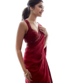 Krithi Shetty: రెడ్ శారీలో 'బేబమ్మ' - క్యూట్ లుక్స్‌తో మెస్మరైజ్ చేసేస్తుందిగా...