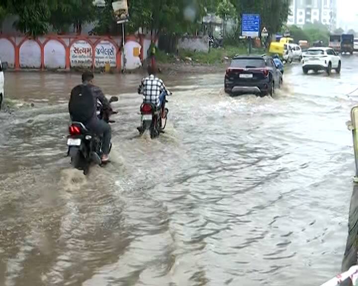 ભારે વરસાદની શક્યતા (Heavy Rain): પંચમહાલ, દાહોદ અને છોટાઉદેપુર જિલ્લાઓમાં છૂટાછવાયા સ્થળોએ 15 mm/hr થી વધુ વરસાદ સાથે હળવા ગાજવીજ અને 40 કિલોમીટર પ્રતિ કલાકથી ઓછી ઝડપે પવન ફૂંકાવાની શક્યતા છે. આ જિલ્લાઓમાં હવામાન વિભાગે રેડ એલર્ટ આપ્યું છે.