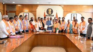 लोकशाहीच्या मंदिरात मंत्री रमी खेळ खेळतो; गृहराज्यमंत्र्याच्या डान्स बारमध्ये 22 बार गर्ल पकडल्या, मुख्यमंत्री, गृहमंत्री झोपलेत का?; ठाकरे गटानं राज्यपालांकडे तक्रारीची 'मशाल' पेटवली!