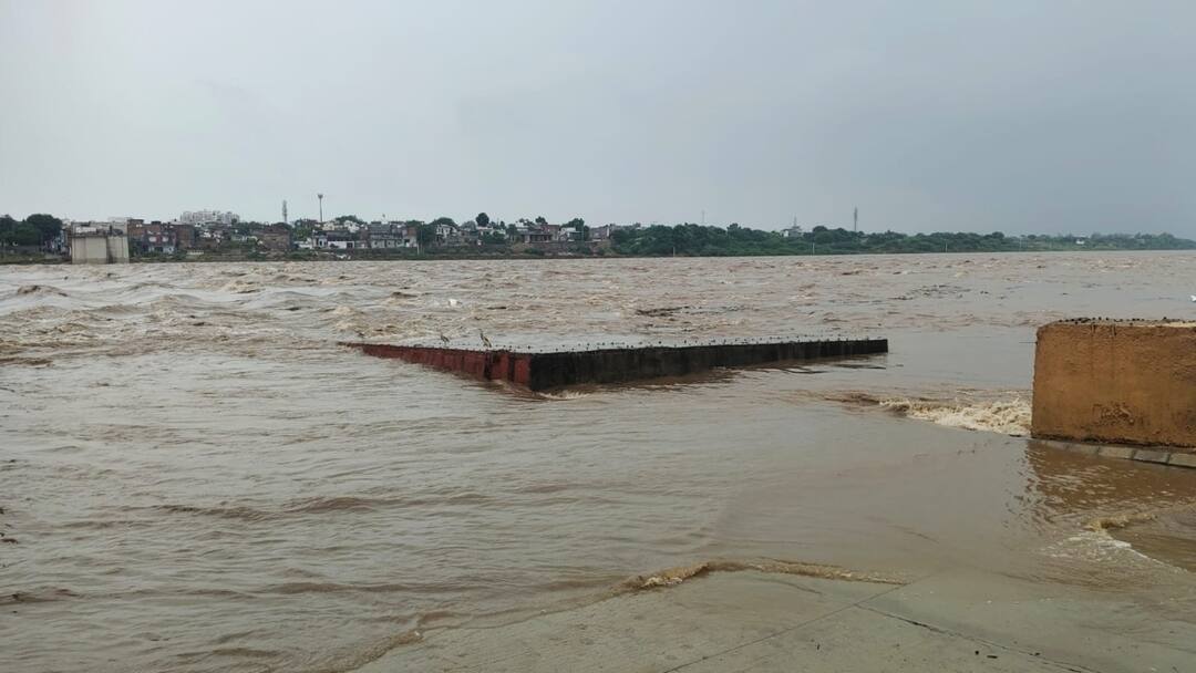 Kota barrage overflows due to heavy rains water released into Chambal river Rajasthan ann Rajasthan: भारी बारिश से कोटा बैराज ओवरफ्लो, चंबल नदी में छोड़ा जा रहा लाखों क्यूसेक पानी
