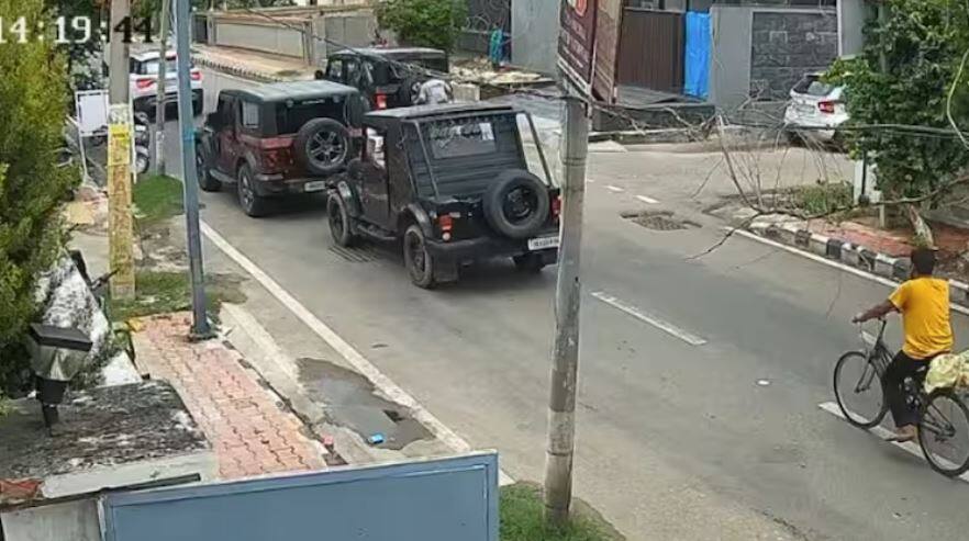 jammu kashmir news man driving thar hit an old man in jammu Thar ਸਵਾਰਾਂ ਨੇ ਮੁੜ ਮਚਾਈ ਤਬਾਹੀ ! ਬਜ਼ੁਰਗ ਨੂੰ ਮਾਰੀ ਜਾਣਬੁੱਝ ਕੇ ਟੱਕਰ, ਗੱਡੀ ਵਾਪਸ ਲਿਆਕੇ ਮੁੜ ਤੋਂ ਲਤੜਿਆ, ਦੇਖੋ ਪੂਰੀ ਵੀਡੀਓ