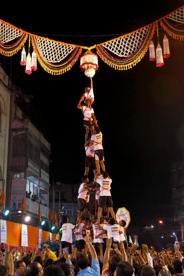 १६ ऑगस्ट २०२५: गोपाळकाला हा एक पारंपरिक मराठी खाद्यपदार्थ आहे, जो श्रीकृष्ण जन्माष्टमीच्या दुसऱ्या दिवशी (दहीहंडी) साजरा केला जातो. 'गोपाळ' म्हणजे गाईंचे पालन करणारा आणि 'काला' म्हणजे एकत्र मिसळणे, असा याचा अर्थ आहे. कृष्णाला हा पदार्थ खूप आवडत असे, त्यामुळे त्याच्या उत्सवात हा नैवेद्य दाखवला जातो.दहीहंडी उत्सवात, गोपाळकाला हा एक महत्वाचा भाग असतो. उंच ठिकाणी दहीहंडी बांधली जाते आणि गोविंदा पथक ती फोडण्याचा प्रयत्न करतात. दहीहंडी फोडल्यानंतर, गोविंदांना प्रसाद म्हणून गोपाळकाला दिला जातो.