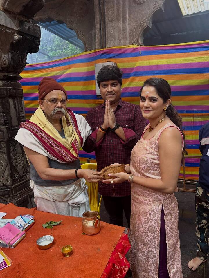 तिने दूध, पाणी, बेलपत्र आणि विविध पवित्र सामग्रीसह भगवान शंकरावर रुद्राभिषेक करत स्वतःच्या आणि चाहत्यांच्या जीवनात शांतता व समृद्धी यावी अशी प्रार्थना केली.