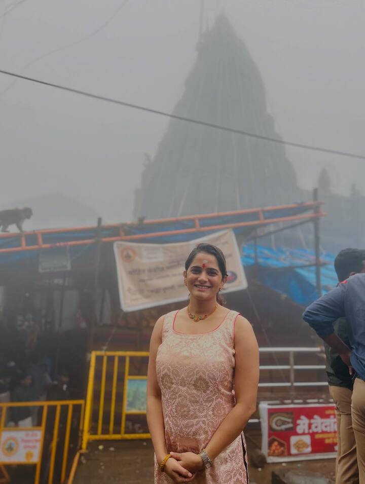 तिच्या या पोस्टला चाहत्यांनी भरभरून प्रतिसाद दिला असून, तिच्या भक्तिभावाचे कौतुक होत आहे.