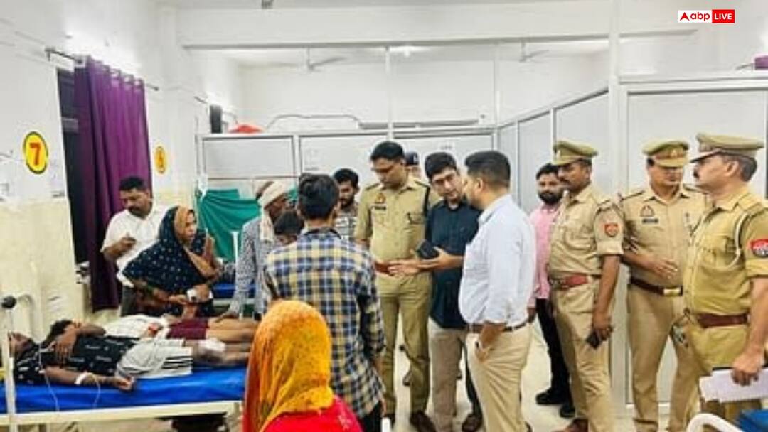 Barabanki Stampede: बाराबंकी के अवसानेश्वर मंदिर में बड़ा हादसा, करंट फैलने से मची भगदड़, 2 की मौत, CM योगी ने जताया दुख Barabanki Avasaneshwar temple stampede after electric wire broke many devotees injured in up Barabanki Stampede: बाराबंकी के अवसानेश्वर मंदिर में बड़ा हादसा, करंट फैलने से मची भगदड़, 2 की मौत, CM योगी ने जताया दुख