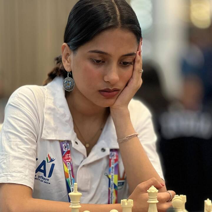FIDE Women World Cup Champion Divya Deshmukh : దివ్య తన ప్రాథమిక విద్యను నాగ్పూర్లోని భవన్స్ భగవాన్దాస్ పురోహిత్ విద్యా మందిర్లో పూర్తి చేసింది. ప్రస్తుతం ఆమె దూర విద్య ద్వారా ఉన్నత విద్యను కొనసాగిస్తోంది.