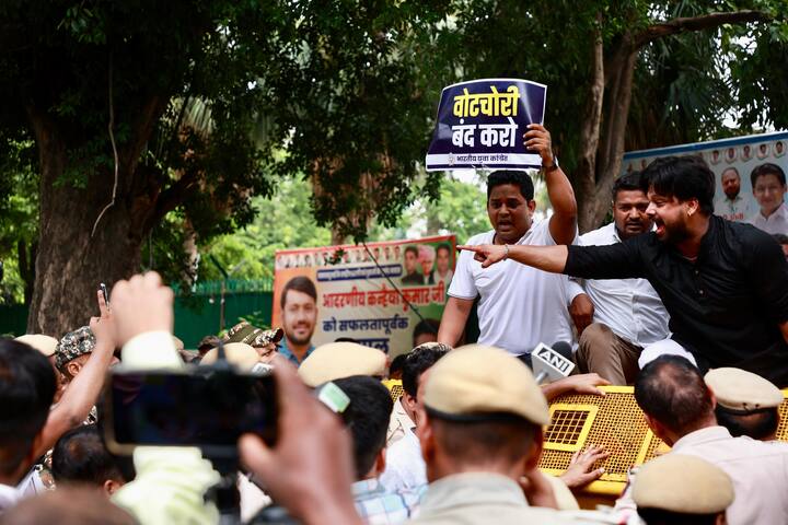 सभी ने मिलकर चुनाव आयोग और केंद्र सरकार के खिलाफ नारेबाजी करते हुए SIR योजना को तुरंत वापस लेने की मांग की.