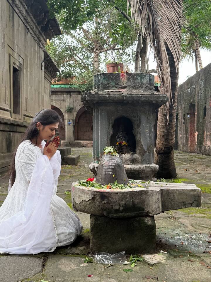 पहिल्या श्रावणी सोमवारला उपवास करण्याची प्रथा आहे. काहीजण फक्त पाणी किंवा फळाहार घेतात तर काहीजण एकदाच अन्न ग्रहण करतात. या दिवशी शिवलिंगावर दूध, पाणी, बेलपान, धतूरा, भस्म, फुलं अर्पण केली जातात. 