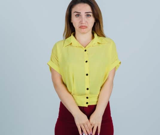 यूरिनरी ट्रैक्ट इंफेक्शन: अगर पेशाब करते वक्त जलन हो और पेट के निचले हिस्से में हल्का दर्द हो रहा हो, तो यह UTI हो सकता है. महिलाओं में यह ज्यादा सामान्य है.बार-बार पेशाब आना, बदबूदार पेशाब, हल्का बुखार.