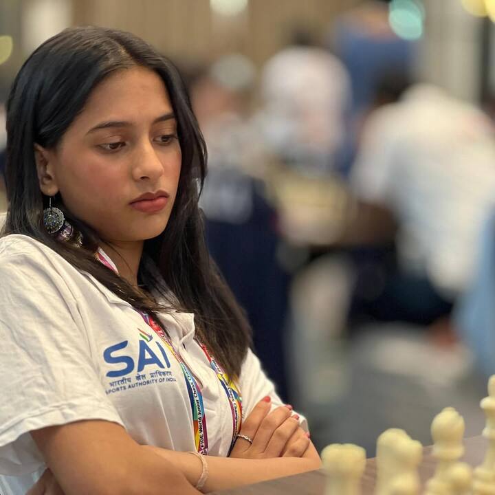 FIDE Women World Cup Champion Divya Deshmukh : దివ్య 7 ఏళ్ల వయసులో 2012లో పుదుచ్చేరిలో జరిగిన U-7 జాతీయ చెస్ చాంపియన్షిప్లో తన మొదటి పెద్ద టైటిల్ గెలుచుకుంది. దీంతో దివ్య చెన్నైలోని గ్రాండ్మాస్టర్ ఆర్బి రమేష్ అకాడమీలో శిక్షణ పొందింది. తర్వాత శ్రీనాథ్ నారాయణన్ వద్ద చేరింది.