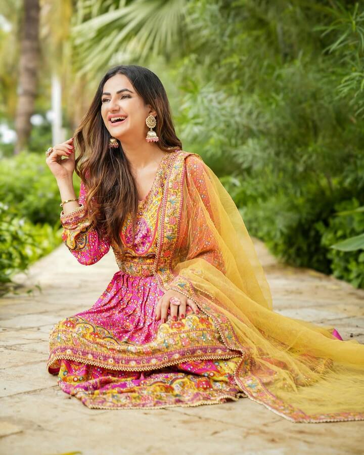 रुचि ने अपनी पढ़ाई जयपुर के महारानी कॉलेज से पूरी की. ग्रैजुएशन के बाद एक्टिंग के पैशन को फॉलो करने के लिए वो मुंबई आ गईं. उन्होंने कई म्यूजिक वीडियो में काम किया जिसमें से 'तू मेरी न रही', 'हेली मैं चोर' और 'एक लड़की' सबसे ज्यादा फेमस है.