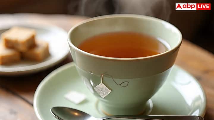 గ్రీన్ టీ యూరిక్ యాసిడ్ తగ్గించడానికి ఉత్తమమైన ఎంపిక అవుతుంది. దీనిలో EGCG, పాలీఫెనాల్స్ ఉంటాయి. ఇవి యూరిక్ యాసిడ్ ఉత్పత్తిని తగ్గిస్తాయి. వాపును కంట్రోల్ చేస్తాయి.