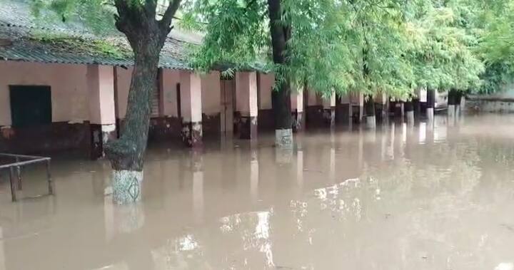 બનાસકાંઠાના ડીસાની ભીલડી શાળામાં વરસાદના પાણી ભરાયા હતા. શાળામાં વરસાદી પાણી ભરાતા વિદ્યાર્થી-શિક્ષકો મુશ્કેલીમાં મુકાયા હતા. શાળાના પરિસરમાં પાણી ભરાતા ભારે મુશ્કેલીનો સામનો કરવો પડી રહ્યો છે. શાળામાં પાણી ભરાવાની વર્ષો જૂની સમસ્યા છે. સ્થાનિકોના આરોપ, રજૂઆત બાદ પણ વરસાદી સમસ્યાનું નિરાકરણ થયું નથી.