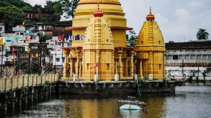 औरंगजेब के शासनकाल को सबसे क्रूर माना जाता है. उसने तमाम मंदिरों को तोड़ा और न जाने कितने हिंदुओं का कत्लेआम कराया. इसमें मथुरा का केशवदेव मंदिर और सोमनाथ मंदिर भी शामिल हैं.