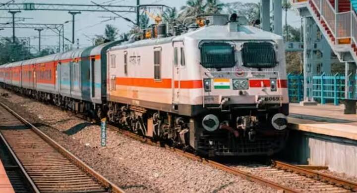 એટલે કે, જો તમારી ટ્રેન મધ્યરાત્રિ 12 થી 2 વાગ્યાની વચ્ચે ઉપડવાની હોય તો તમારી ઇમરજન્સી ક્વોટા વિનંતી પાછલા દિવસે બપોરે 12 વાગ્યા સુધીમાં EQ સેલ પર પહોંચી જવી જોઈએ.