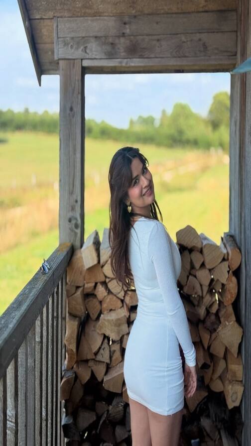 શોર્ટ બોડીકોન ડ્રેસમાં અવનીતનો હોટ અંદાજ વાયરલ