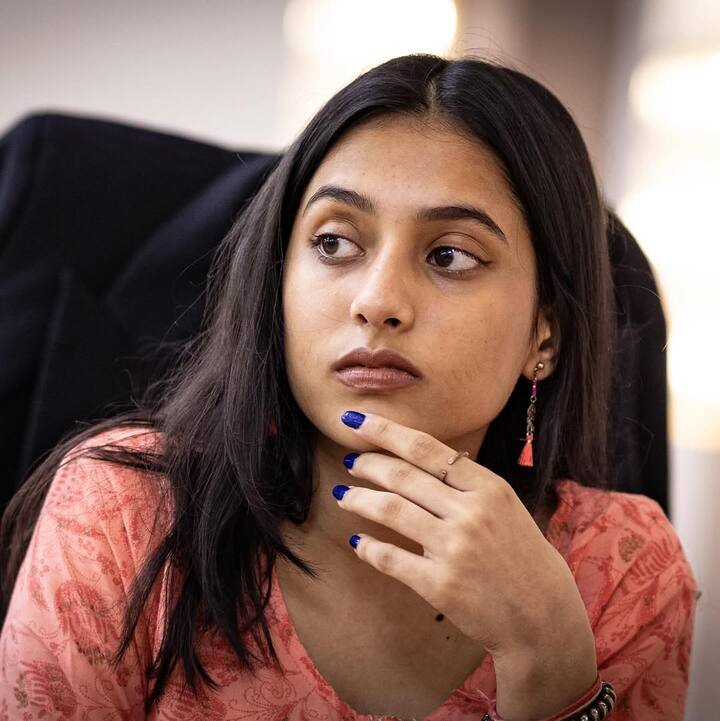 FIDE Women World Cup Champion Divya Deshmukh : దివ్య 10 సంవత్సరాల వయస్సులోనే అంతర్జాతీయ స్థాయిలో భారతదేశానికి ప్రాతినిధ్యం వహించింది. ఆమె 40 సార్లు భారతదేశానికి ప్రాతినిధ్యం వహించి, 35 పోడియం ఫినిష్లు సాధించింది.