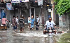 Patna Waterlogging: मॉनसून की बारिश में पानी से भर गया पटना, तस्वीरों में देखें जलजमाव के हालात