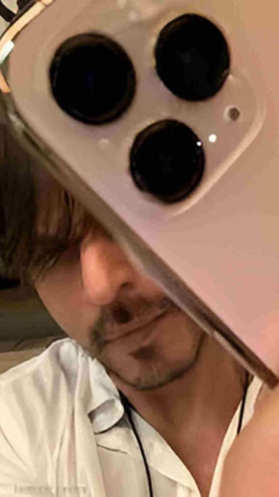 कौन सा स्मार्टफोन इस्तेमाल करते हैं शाहरुख खान? जानें कितनी है कीमत