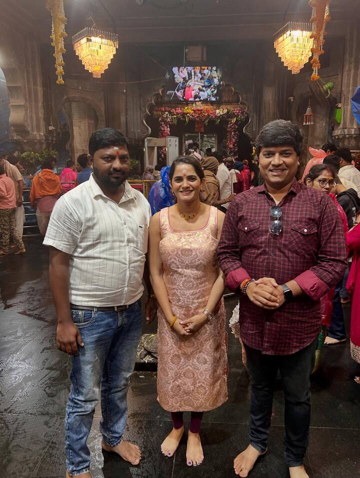 या वेळी मंदिर परिसरात भाविकांची मोठी गर्दी दिसून आली. भाग्यश्री मोटे यावेळी पारंपारिक लूकमध्ये पाहायला मिळाली.