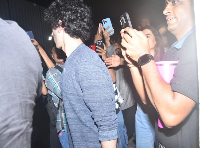 Hrithik Roshan's son Rihan also appeared in a casual outfit in the weekend outing. She stood a lot in blue t -shirt and black trousers.