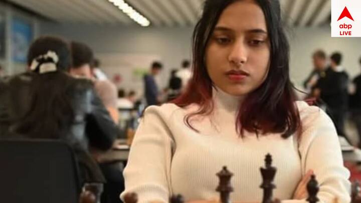দশম ও দ্বাদশ শ্রেণির পরীক্ষায় ডিস্টিংশন নিয়ে পাশ করেছিলেন।