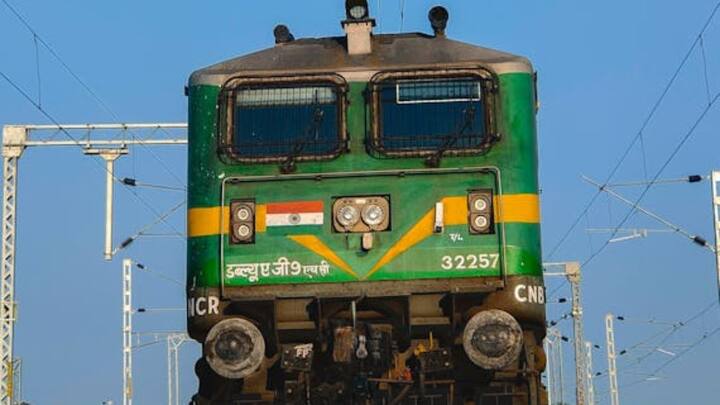 इसके बाद सीनियर सिटीजन, नौकरी इंटरव्यू, मेडिकल इमरजेंसी वाले या फिर अन्य लोगों को सीट का आवंटन किया जाता है. हालांकि पहले रेलवे की ओर से इमरजेंसी में यात्रा करने वालों के लिए कुछ इमरजेंसी कोटा रिजर्व रखा जाता था.