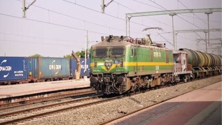 पहले इमरजेंसी कोटा के लिए यात्रा वाले दिन ही बुकिंग के आवेदन किए जा सकते थे, लेकिन अब रेलवे ने नियम बदल दिए हैं. ऐसे में एक दिन पहले ही बुकिंग करनी होगी.