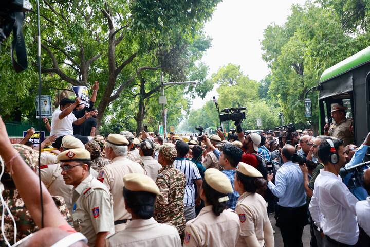 इस मौके पर संगठन के राष्ट्रीय अध्यक्ष उदय भानु चिब ने केंद्र सरकार और चुनाव आयोग पर तीखा हमला बोलते हुए कहा कि आयोग अब बीजेपी की कठपुतली बन चुका है.