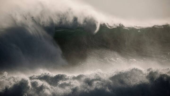भूकंप की वजह से टेक्टॉनिक प्लेट्स आपस में टकराती हैं, जिससे कि हलचल पैदा होती है. भूकंप के दौरान पैदा हुई अथाह ऊर्चा समुद्र में पानी की लहरों के रूप में ट्रांसफर हो जाती है, इससे सुनामी आती है.