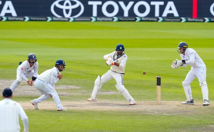 भारतीय संघाचा अष्टपैलू खेळाडू रवींद्र जडेजा इंग्लंड दौऱ्यावर धावांचा पाऊस पाडत आहे.